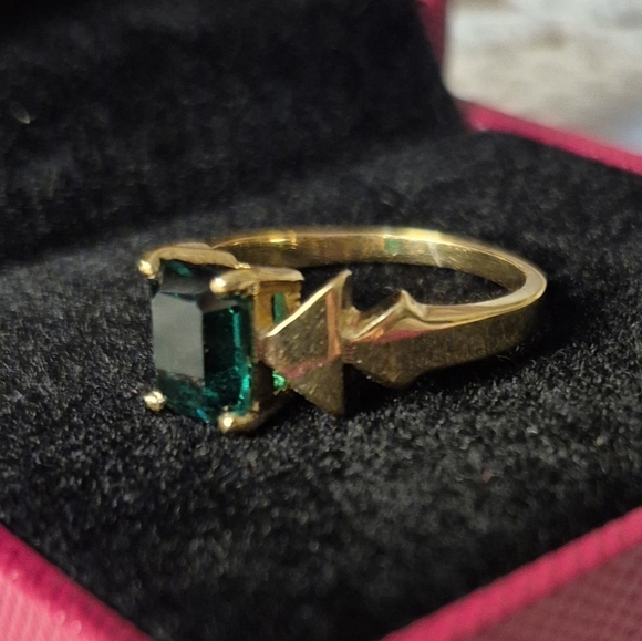 AVON Emerald Green Stone 10K Gold Plated Ring sz 6 - Picture 11 of 13
